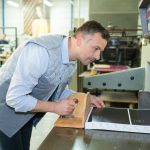 Χειριστής Μηχανής Κοπής Χαρτιού